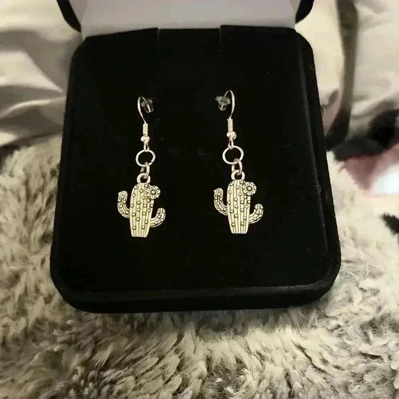 Handcrafted adorable 🌵 earrings Nickle Free! - Picture 2 of 3